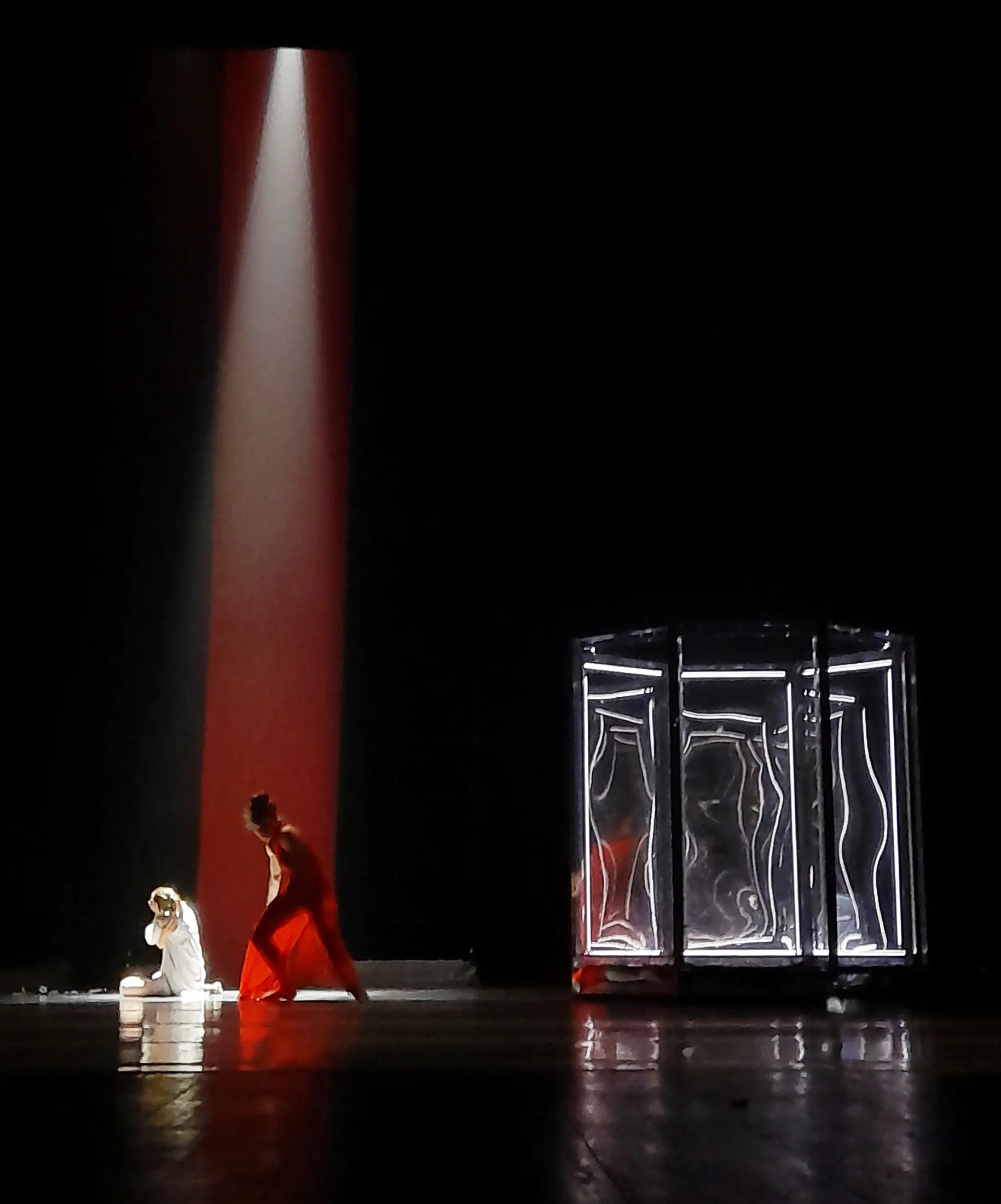 Сцена балета с красной световой стелой и зеркальным лабиринтом